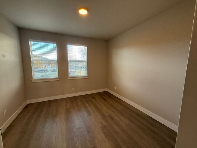 Building Photo - 3 Bed/3 Bath Modern and Luxurious Townhome in NE Bend