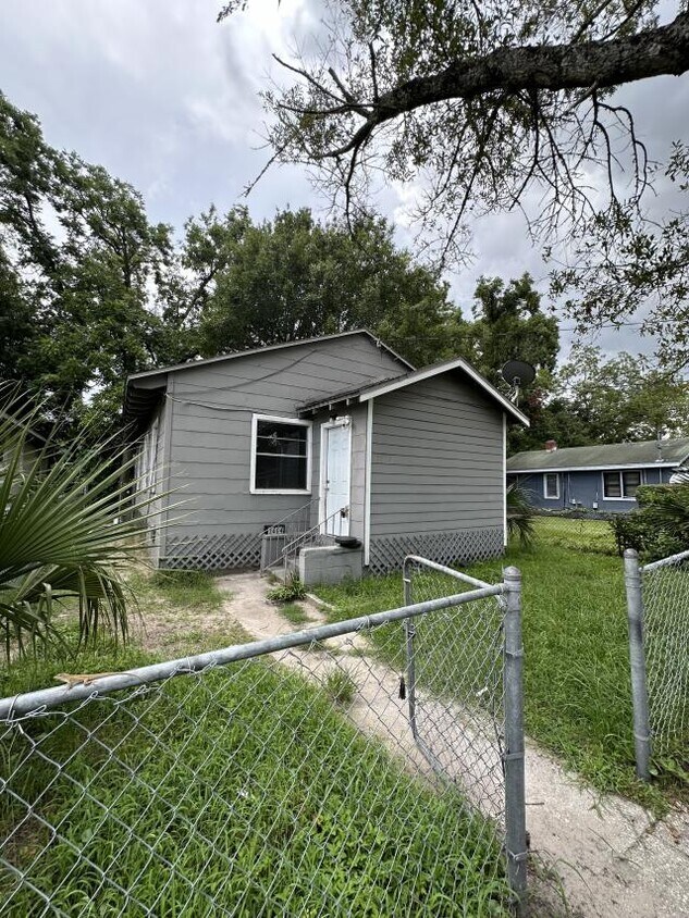 Foto principal - 3 bedroom in Jacksonville FL 32209