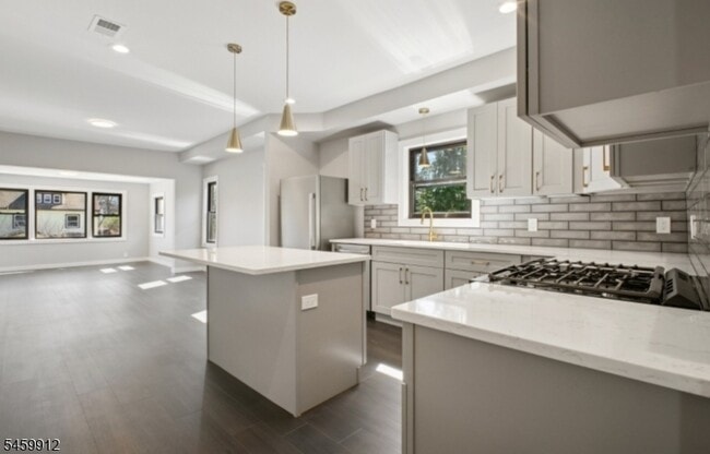 Building Photo - 142 Maple Ave