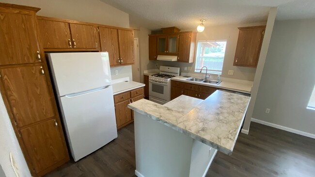 Foto del edificio - 4 Bed 2 Bath and Garage in Commerce City