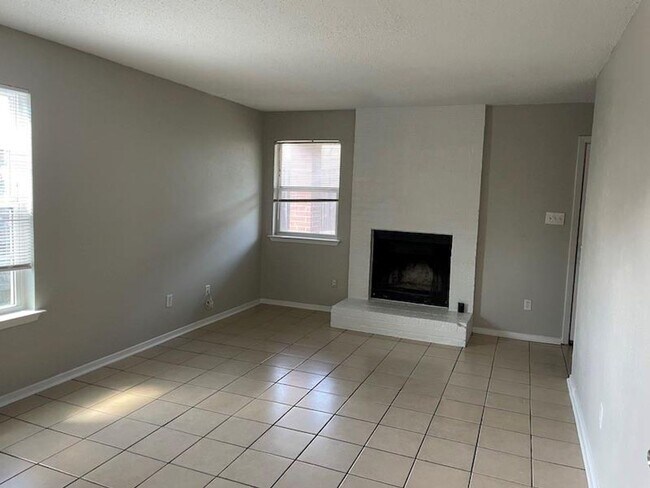 Building Photo - 8401 Colony Loop Dr