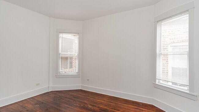 Foto del edificio - 4220 W Armitage Ave