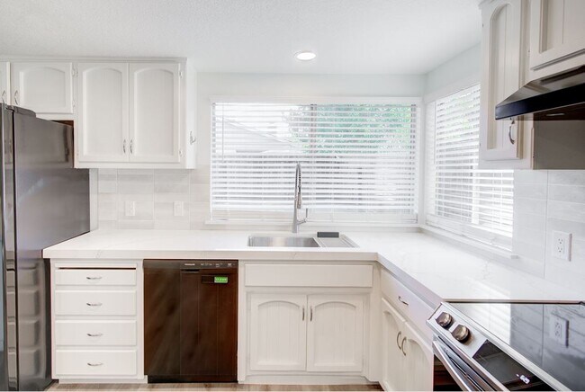 Building Photo - 259 Silver Star Ct