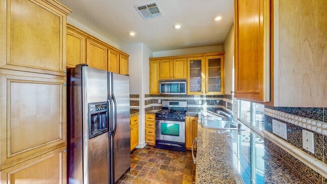 Foto del edificio - Former model home – Charming 2 bedroom 2 1...