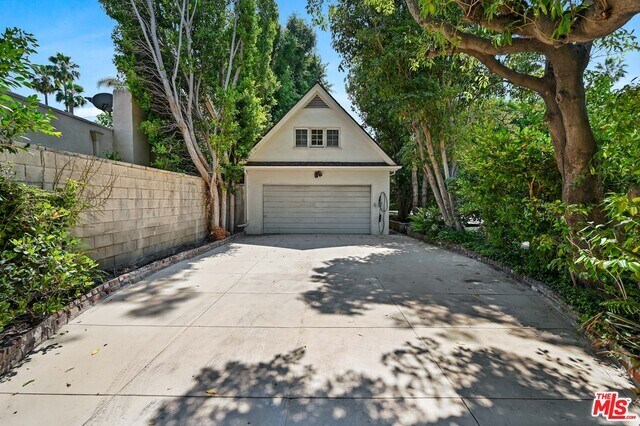 Building Photo - 815 N Bedford Dr