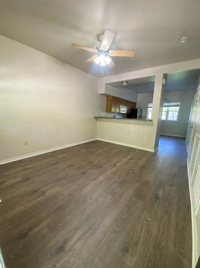 Building Photo - $2,395 / 3BD Townhome!