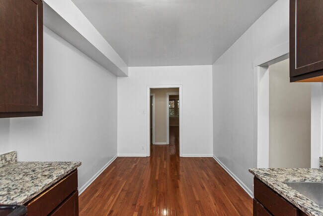 Building Photo - 3751 W Sunnyside Ave