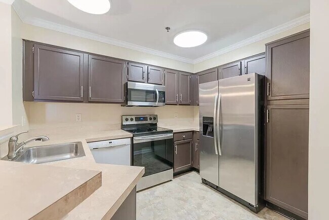 Foto del edificio - 1100 Quaker Hill Dr