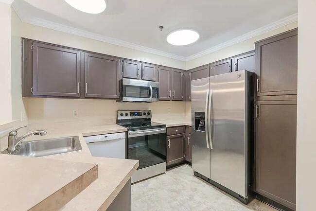 Building Photo - 1100 Quaker Hill Dr