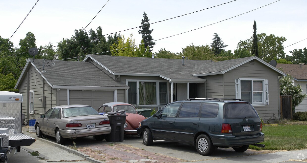 Foto del edificio - 2460 Maple Ave