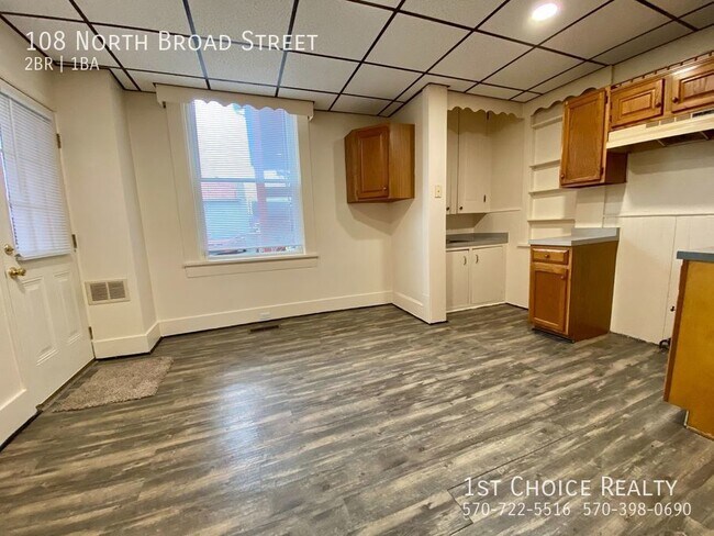 Building Photo - 2 bedroom 1/2 house for rent