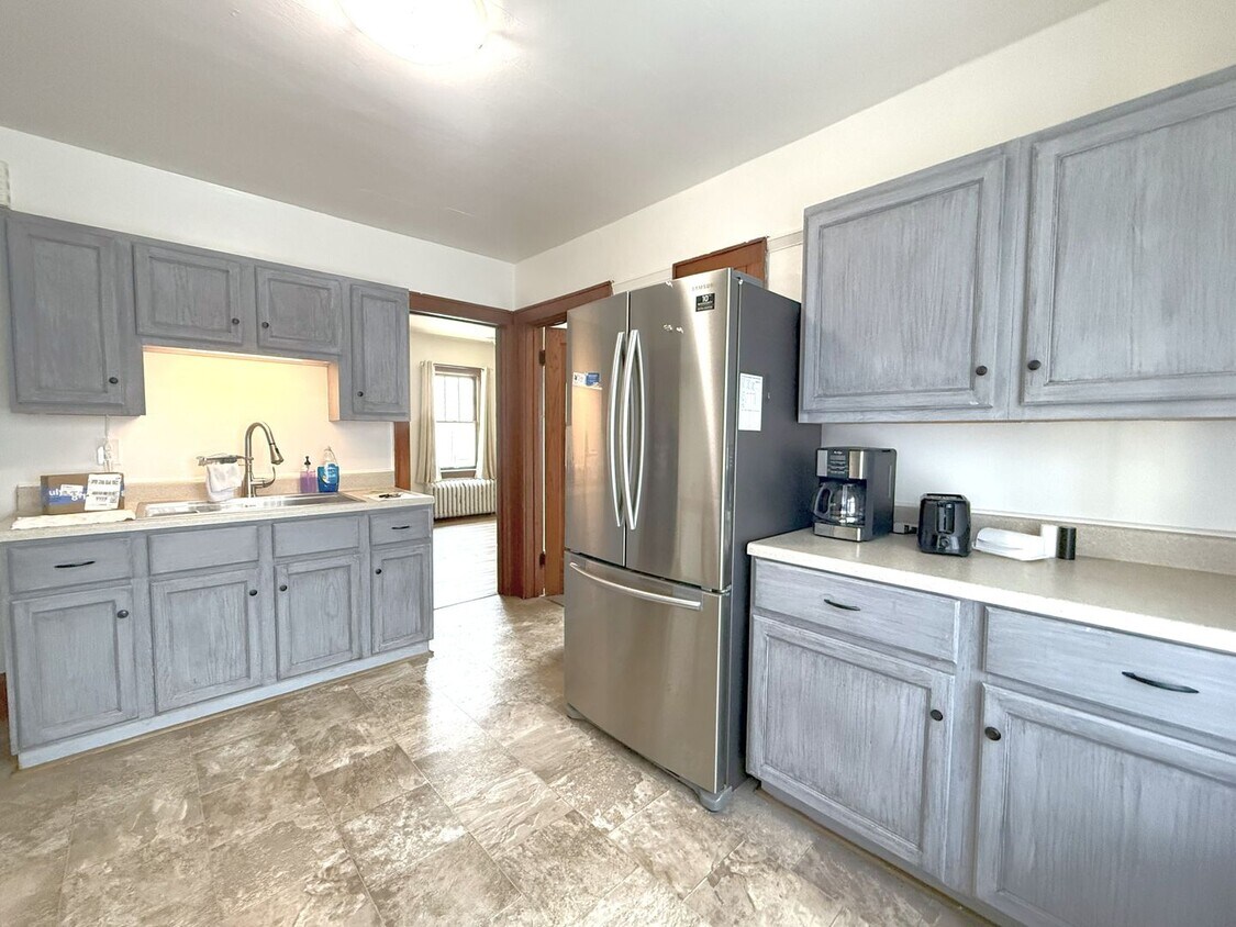 Foto principal - 1411 W Rawson Ave