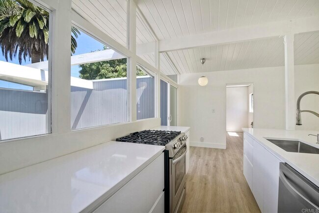 Building Photo - 3349 Tropicana Dr