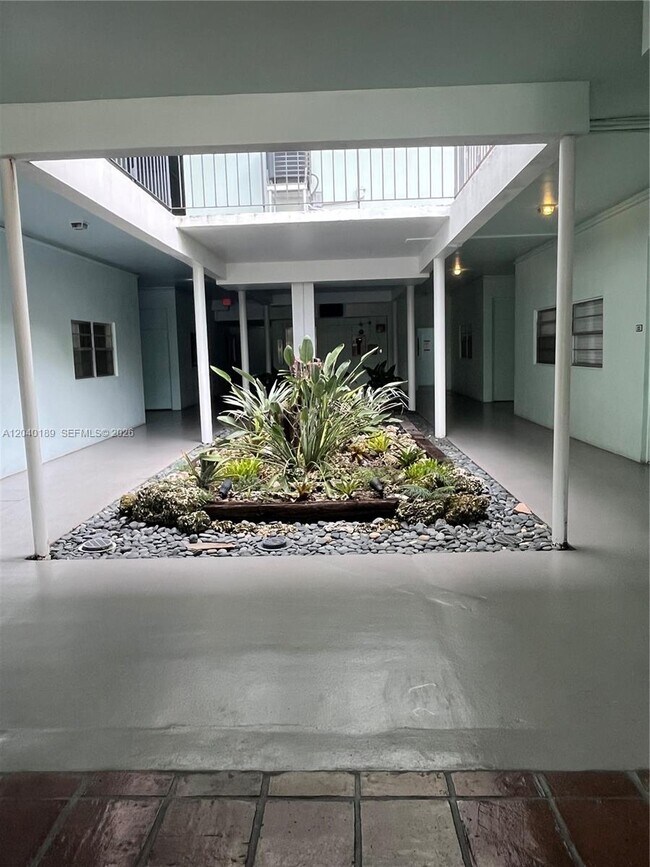 Building Photo - 2539 S Bayshore Dr