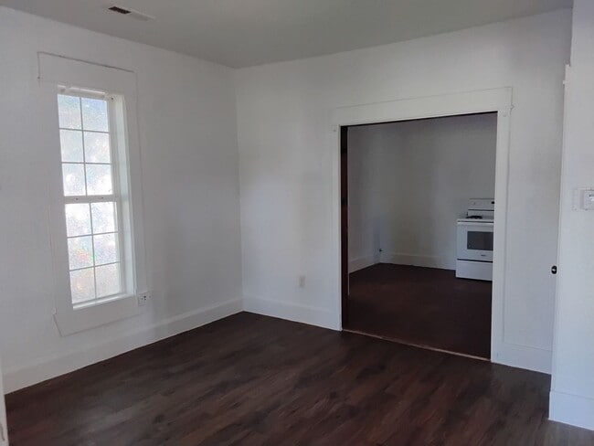 Building Photo - 946 W Poplar St