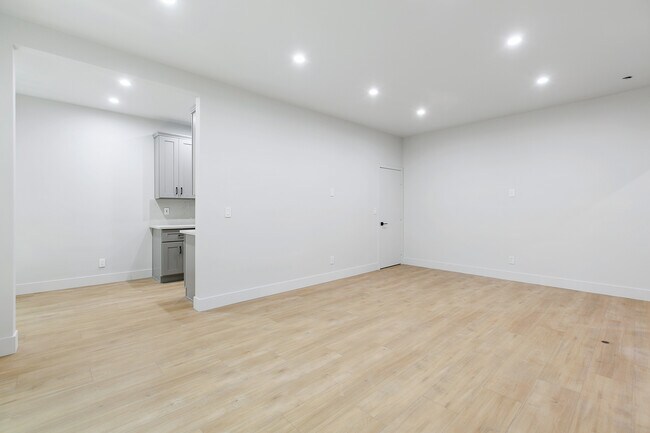 Foto del edificio - 7223-7229 Willoughby