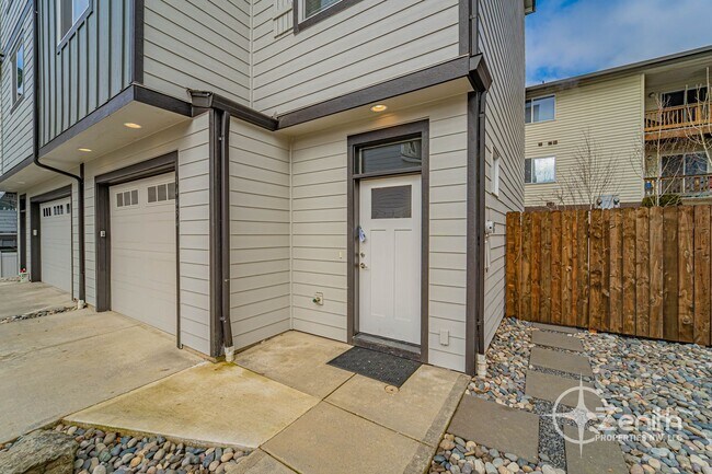 Building Photo - 3 Bedroom Mt. Vista Townhouse! Modern Fini...