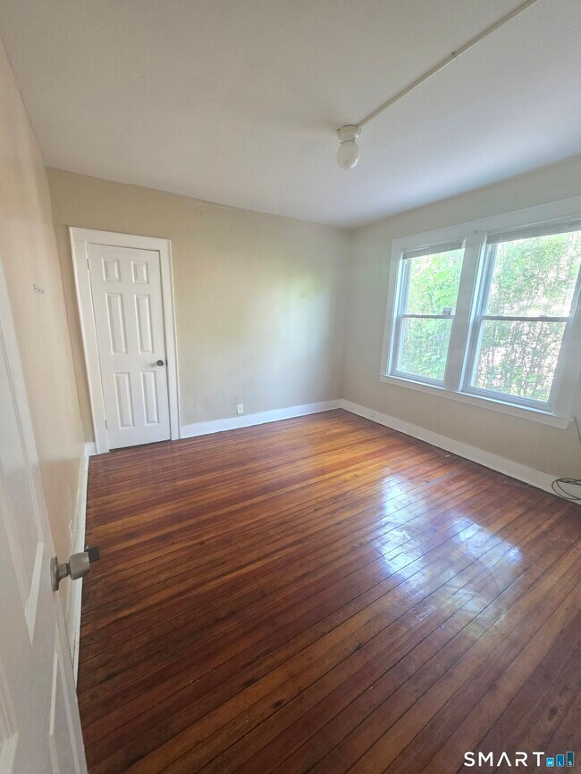 Foto del edificio - 242 Enfield St