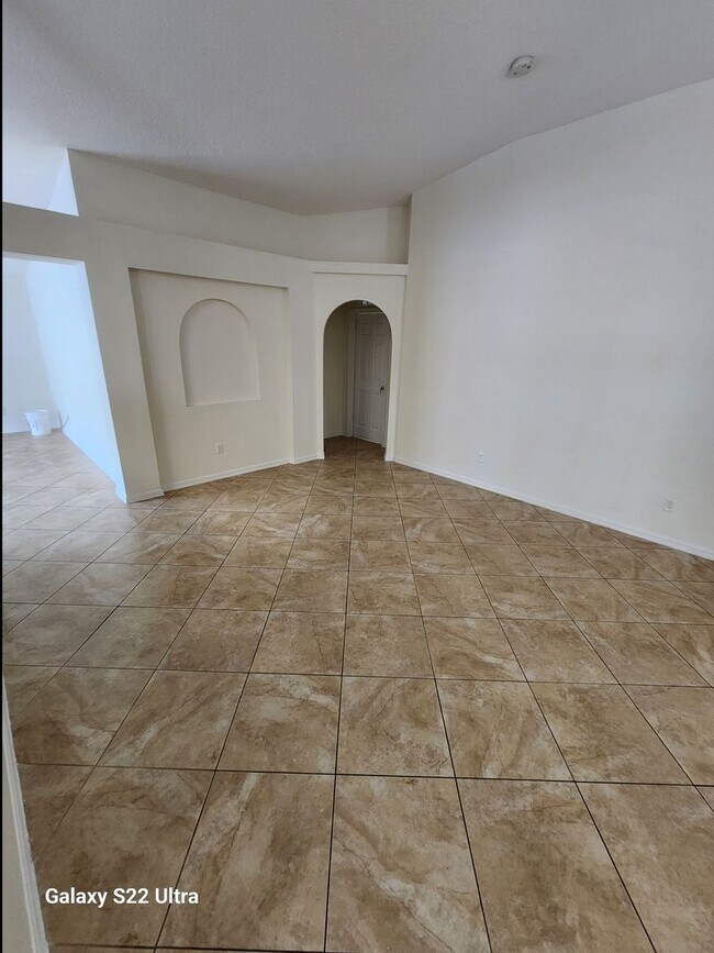 Foto del edificio - 4 bedroom 2 bath