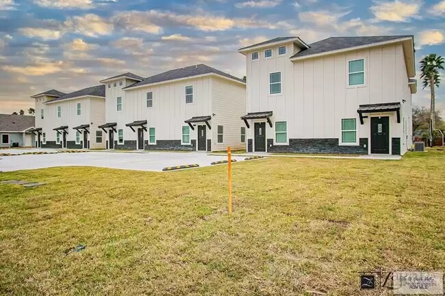 Building Photo - 405 Lion's Villa AV