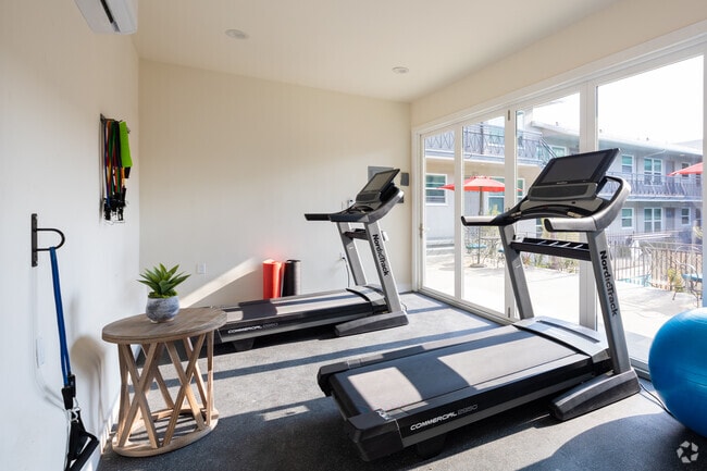 Sala de fitness - Urban Comfort Meets Connectivity in Downtown Inglewood