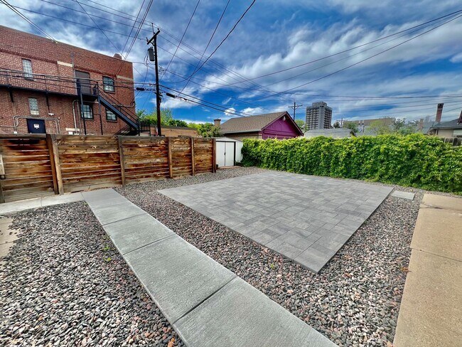 Building Photo - Amazing Garden Level Unit Near Sloan's Lake