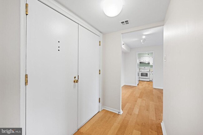 Foto del edificio - 1301 N Courthouse Rd