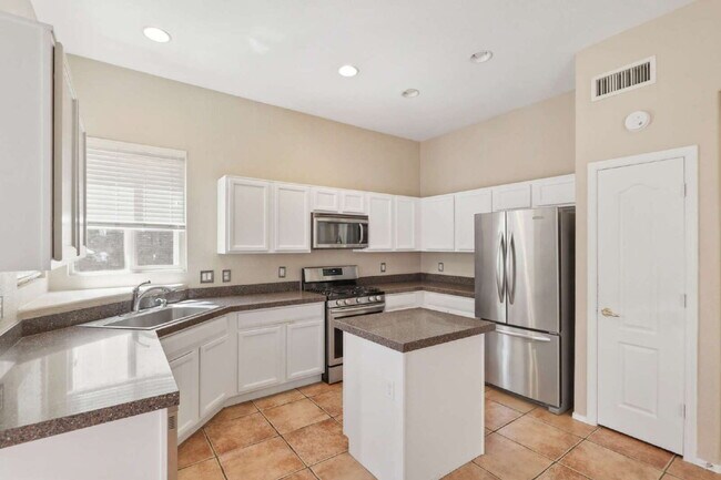 Foto del edificio - "Charming 3-Bed, 2-Bath Oasis in Tucson – Spacious 1717 Sq Ft Gem!"