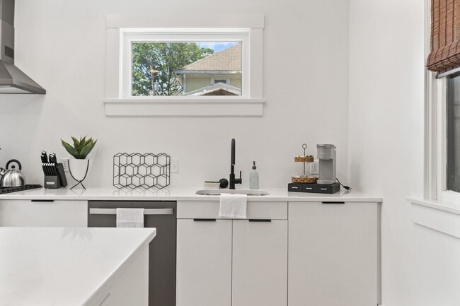 Building Photo - Renovated Historic Townhome — 2BR, 1,000 Sq Ft, West Central