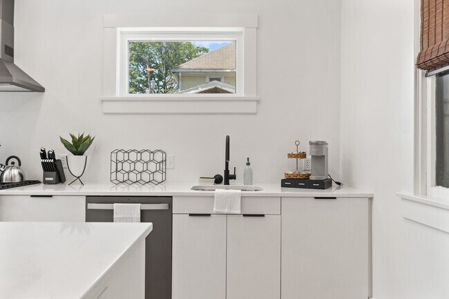 Foto del edificio - Renovated Historic Townhome — 2BR, 1,000 Sq Ft, West Central