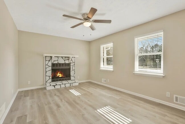 Building Photo - 5370 Zachary Dr