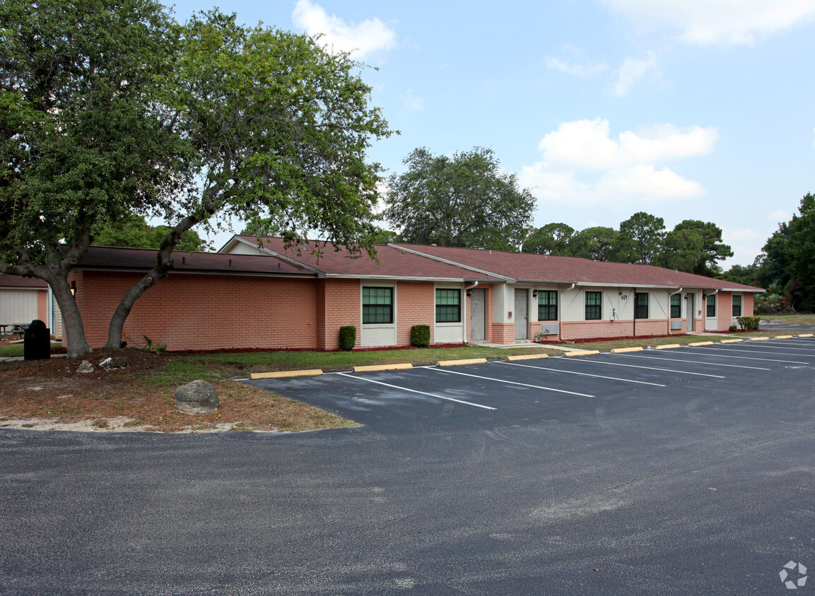 Woodcrest Townhouse Apartaments - Chanute Complex Student Residence