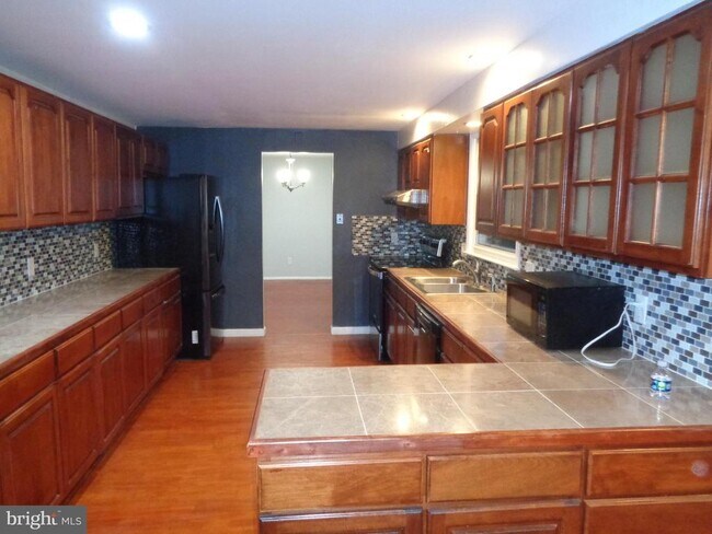 Building Photo - 2 Middle Acre Ln