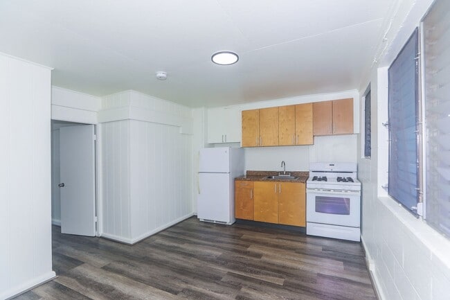 Building Photo - Renovated, downstairs, 1 bedroom 1 bath wi...