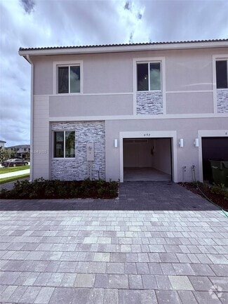 Building Photo - 692 SE 13th Ct