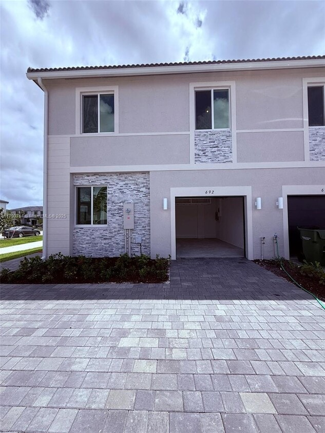 Foto principal - 620 SE 13th Ct