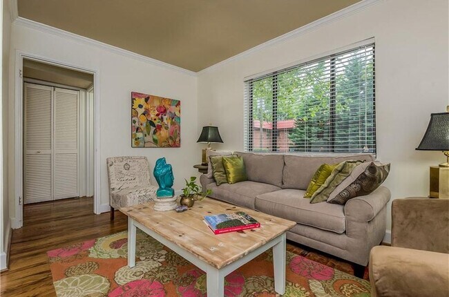 Foto del edificio - 323 3rd St NE