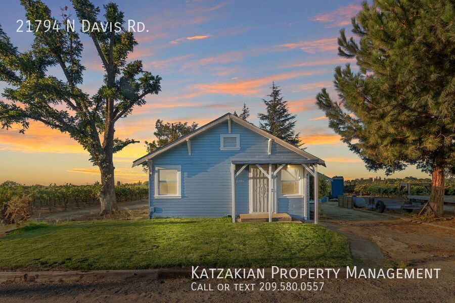 Foto principal - Country Living! 2-Bedroom 1-Bath Updated Home