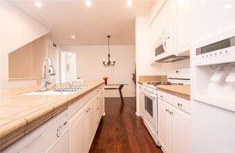 Building Photo - 928 Lilac Ln