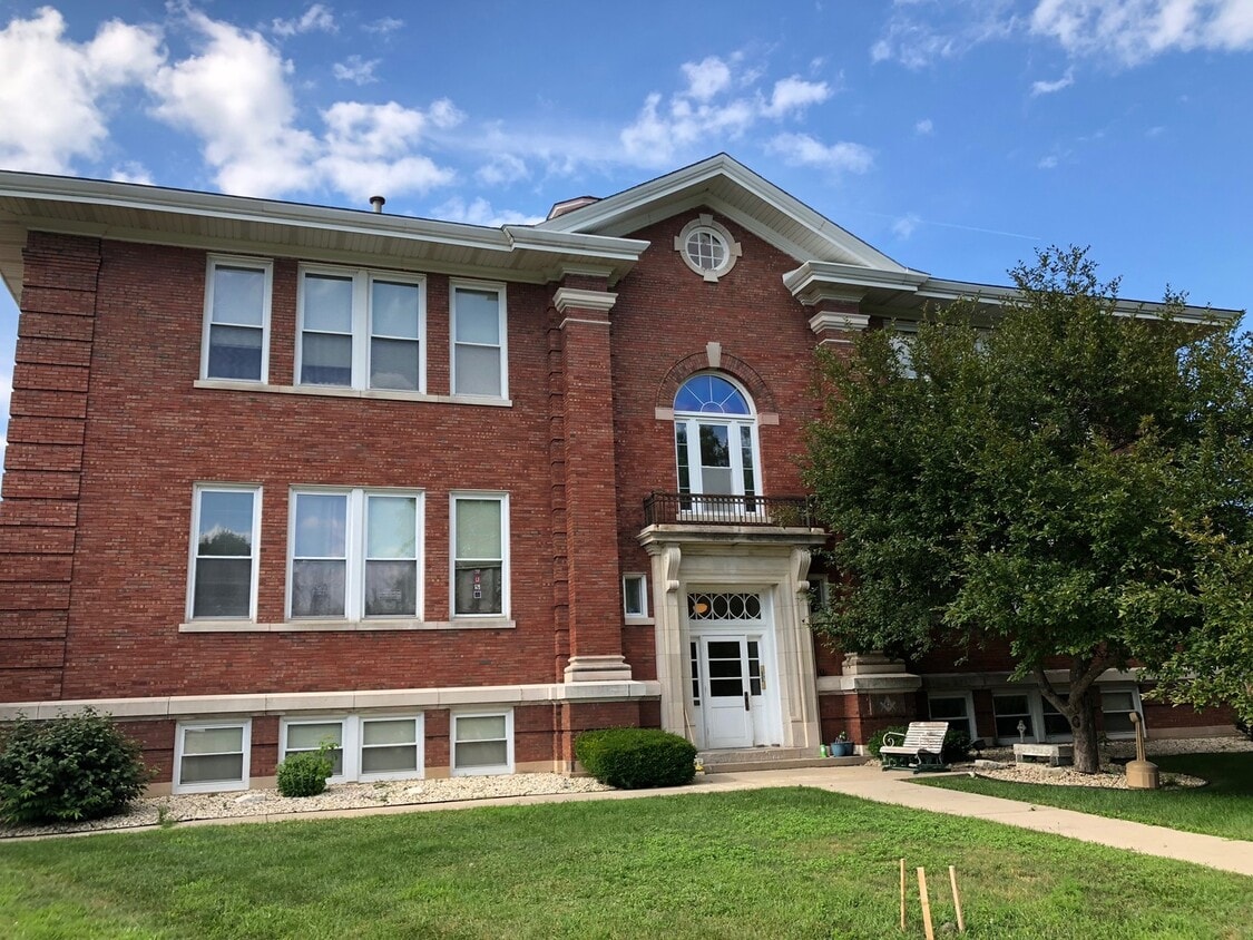 730 N Seminary Ave Unit 1B, Woodstock, IL 60098 Condo for Rent in