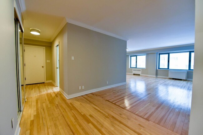 Building Photo - 3495 Rue de la Montagne