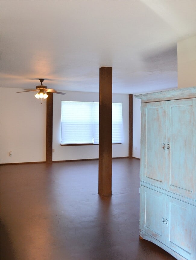 Building Photo - 1472 Lakeside Dr