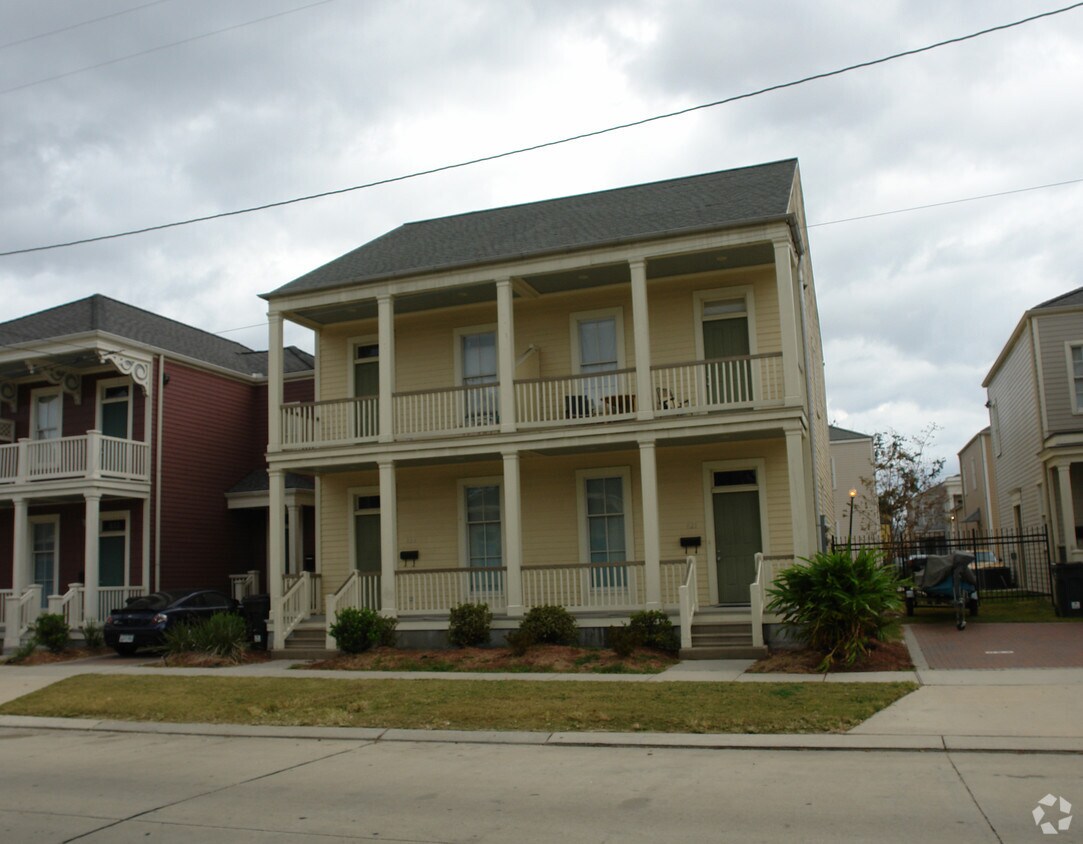 Building Photo - 823 Josephine Dr