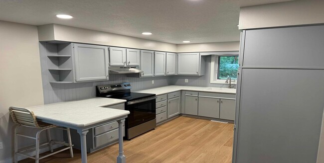 Foto del edificio - 40 Deep Lake Rd