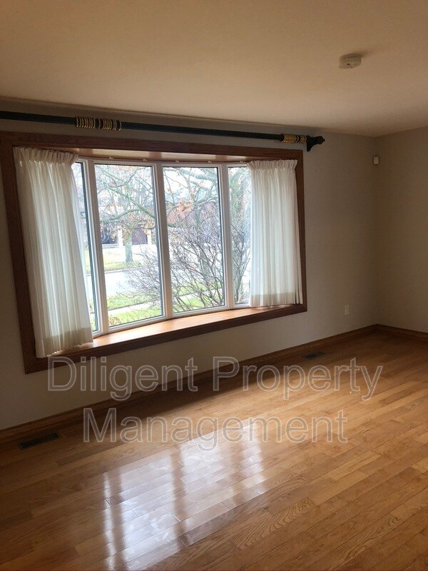 Photo du bâtiment - 905 Central Park Blvd N