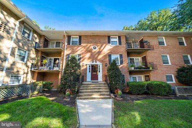 Building Photo - 3790 Lyndhurst Dr