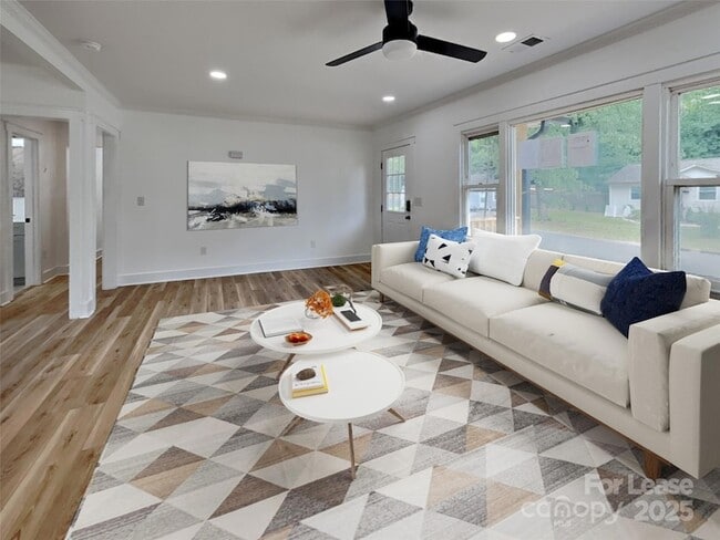 Building Photo - 2633 Brentwood Pl