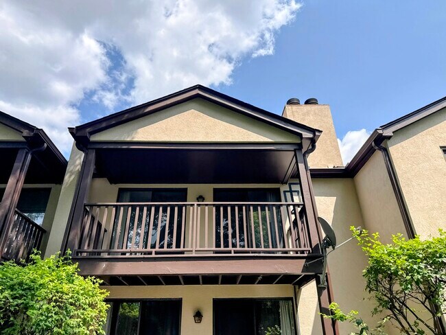 Building Photo - 5S470 Scots Dr