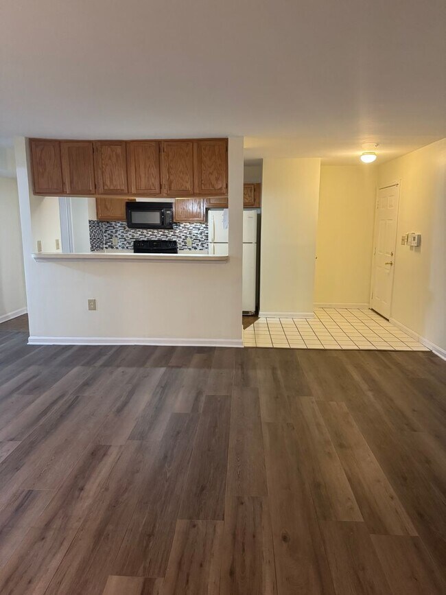 Foto del edificio - Spacious Ground Floor Condo