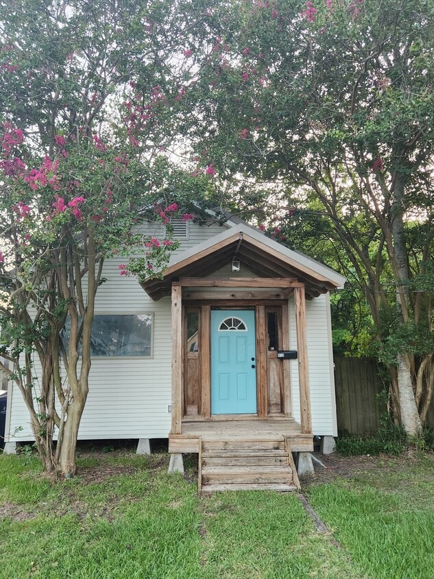 Primary Photo - 913 Louisa Ave